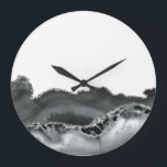 Black Grått Silver Metallic Agate Stone Stor Klocka<br><div class="desc">Den här designen skapades från min fluid-akrylmålning. Det kan vara personlig genom att klicka på anpassningsknappen och lägga till ett namn, initialer eller ord som du föredrar. Kontakta mig på colorflowcreations@gmail.com om du vill ha denna design på en annan produkt. Köp min ursprungliga abstrakt-akrylmålning för försäljning på www.etsy.com/shop/colorflowart. Se fler...</div>