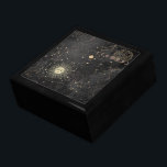 Black Guld Astrological Mönster Minnesask<br><div class="desc">Det här Guld och det svarta,  astrologiska Mönster är ett flerdimensionellt,  två färg-celestial-utkast av guld färgad bilder på en svart,  grov,  målad bakgrund. Varje lagrar har olika öppenhet,  så att varje planet,  sol,  måne och stjärna kan ses i sin helhet.</div>