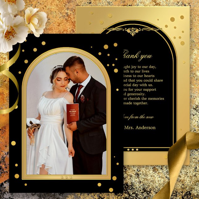 Black Guld Confetti Sparkles Bröllop Photo Tack Kort (Wedding Thank You card showing your photo framed by a black and gold design with sparkling confetti.)