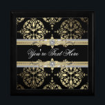 Black Guld Damask Keepsaké Gift Box Smyckeskrin<br><div class="desc">Elegant svart och guld smyckeskrin. Lägg till en egen text för att anpassa den. Detta är en utskriven design utan äkta fot,  juveler osv.</div>