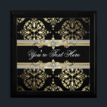 Black Guld Damask Keepsaké Gift Box Smyckeskrin<br><div class="desc">Elegant svart och guld smyckeskrin. Lägg till en egen text för att anpassa den. Detta är en utskriven design utan äkta fot,  juveler osv.</div>
