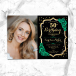 Black Guld Emerald Grönt Photo 50:e födelsedagen Inbjudningar<br><div class="desc">Elegantens blommigt 50-årsinbjudan med ditt foto. Glam Black and grönt design med faux glitter guld. Funktioner framträder i grönt ro, skriptteckensnitt och konetti. Perfekt för en snyggt vuxen under firande party. Anpassa med dina egna detaljer. Kan anpassas för vilken ålder som helst! Skrivna Zazzle-inbjudningar eller digital utskrivbar mall för omedelbar...</div>