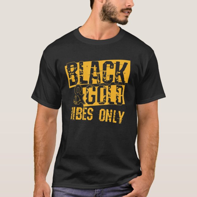Black Guld Game Day Group for High School Footbal T Shirt (Framsida)