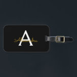 Black Guld Girly Script Monogram Namn Modern Bagagebricka<br><div class="desc">Svart och Guld Monogram Lägg till din egen Namn--Märkre.. Med påsens märkre blir perfekten söt 16-årsdag,  bröllop,  möhippa,  babydusch eller bachelorette-festgåva till någon som dekorerar hennes rum i stil.</div>