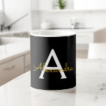Black Guld Girly Script Monogram Namn Modern Kaffemugg<br><div class="desc">Kaffet guld och Svarta Monogram Namn Kopp eller Mugg. Det gör perfekten söt 16-årsjubileum,  bröllop,  möhippa,  årsdag,  babydusch eller bachelorette-fest för någon som glam lyxen och chic stilar i kärlek.</div>