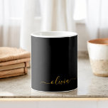 Black Guld Girly Script Monogram Namn Modern Kaffemugg<br><div class="desc">Kaffet guld och Svarta Monogram Namn Kopp eller Mugg. Det gör perfekten söt 16-årsjubileum,  bröllop,  möhippa,  årsdag,  babydusch eller bachelorette-fest för någon som glam lyxen och chic stilar i kärlek.</div>