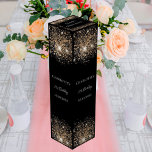 Black guld glitter elegant födelsedag presentask för vinflaska<br><div class="desc">En klassisk svart bakgrund. Dekorerad med mörk faux guld glitter. Anpassa och lägg till namn,  ålder och datum.</div>