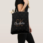 Black guld glitter monogram namn elegant tygkasse<br><div class="desc">En svart bakgrund för eleganten. Anpassa och lägg till ditt namn,  monogram initialer. Ditt monogram som bakgrund mönster. Namn är skrivet med ett handskript i stil. Vitt och guldfärgat brev.</div>