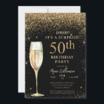 Black Guld Glitter Surprise 50:e Födelsedagsfesten Inbjudningar<br><div class="desc">Den här eleganten har en svart bakgrund,  guld glitter,  champagneglas och anpassningsbar. Vilket vackert sätt att inbjudan era gäster till detta speciella tillfälle.</div>