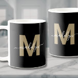 Black Guld Initial Namn Monogram Kaffemugg<br><div class="desc">Personlig Modern Glamous Black Guld, det första Namn Monogram-kaffet Mugg. I snyggt förenar mugg en modern minimalistisk syn med en glamorös, personlig beröring, perfekt för kaffe eller te älskare. Med ett fet inledande guld (i en varm, platt brun nyans utan shimmer) på en slimmad svart bakgrund och ett klassiskt vitt...</div>