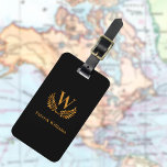Black guld lagerwandemonogram initialer namn bagagebricka<br><div class="desc">En klassisk svart bakgrund. Golden färgad brev. Anpassa och lägg till ditt familjemonogram till början och namn,  din kontaktinformation på baksidan. För både honom och henne.</div>