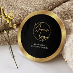 Black & Guld Logotyp Modern Corporate Event Brande Underlägg Papper Rund<br><div class="desc">Skapa anpassningsbar-märkta pappra underlägg med den här företagsgruppen Black & Guld Business Logotyp Papper Underlägg. Med modern svart- och faux-guld-design och logotypen i mitten och anpassningsbarna. Ett underbart sätt att marknadsföra ditt företag vid nästa evenemang,  t.ex. öppna hus,  handelsshow eller till och med använda vid möten osv.</div>