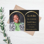 Black guld, modern fotoarkech Birthday Spara Datumet<br><div class="desc">Ett foto Spara datumkortet för en 40:e (eller någon annan ålder) födelsedag. På framsidan: Lägg till ett eget storlekt foto för lodrät. Faux guld fotoarch ram. En svart bakgrund,  gyllene text. Mallar för namn och datum. Namn och texten: Spara datumet är skrivna med ett modernt handskript i stil.</div>