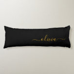 Black Guld Modern Script Girly Monogram Namn Kroppskudde<br><div class="desc">Svartvit och Guld Enkelt skript Monogram Namn Body Pillow. Kudden gör perfekten söt 16 födelsedag, bröllop, möhippa, babydusch eller bachelorette-gåva till någon som dekorerar hennes rum i ro guld.</div>
