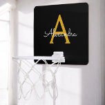 Black Guld Modern Script Girly Monogram Namn Mini-Basketkorg<br><div class="desc">Svart och Guld Enkelskript Monogram Namn Mini Basketball Ring. Det gör perfekten söt 16-årsjubileum,  bröllop,  möhippa,  årsdag,  babydusch eller bachelorette-fest för någon som glam lyxen och chic stilar i kärlek.</div>