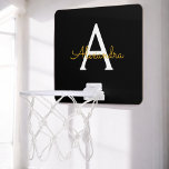 Black Guld Modern Script Girly Monogram Namn Mini-Basketkorg<br><div class="desc">Svart och Guld Enkelskript Monogram Namn Mini Basketball Ring. Det gör perfekten söt 16-årsjubileum,  bröllop,  möhippa,  årsdag,  babydusch eller bachelorette-fest för någon som glam lyxen och chic stilar i kärlek.</div>