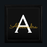Black Guld Modern Script Girly Monogram Namn Minnesask<br><div class="desc">Svart och Guld Simple script Monogram Namn Jewelry Keepsakbox. Det gör perfekt studenten,  födelsedag,  bröllop,  möhippa,  årsdag,  babydusch eller bachelorette-fest till någon som glam lyx och chic stilar.</div>