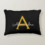 Black Guld Modern Script Girly Monogram Namn Prydnadskudde<br><div class="desc">Svart och Guld-skript Monogram Namn och första fyllningen. Kudden gör perfekten söt 16 födelsedag,  bröllop,  möhippa,  babydusch eller bachelorette-gåva till någon som dekorerar hennes rum i ro guld.</div>