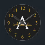 Black Guld Modern Script Girly Monogram Namn Rund Klocka<br><div class="desc">Svart och Guld Enkel skriptklocka i Monogram Namn. Det gör perfekten söt 16-årsjubileum,  bröllop,  möhippa,  årsdag,  babydusch eller bachelorette-fest för någon som glam lyxen och chic stilar i kärlek.</div>
