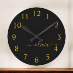 Black Guld Modern Script Girly Monogram Namn Stor Klocka<br><div class="desc">Svart och Guld Enkel skriptklocka i Monogram Namn. Det gör perfekten söt 16-årsjubileum,  bröllop,  möhippa,  årsdag,  babydusch eller bachelorette-fest för någon som glam lyxen och chic stilar i kärlek.</div>