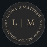 Black Guld Monogram Bröllop Runt Klistermärke<br><div class="desc">Modern och minimalistisk bröllop-symbol med dina två inledande monogram och adress. En enkel design som fortfarande visas som chic och snyggt. De här kuverten är ett underbart sätt att lägga till en elegant till din bröllopsinbjudan.</div>