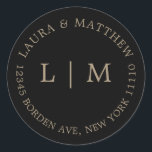 Black Guld Monogram Bröllop Runt Klistermärke<br><div class="desc">Modern och minimalistisk bröllop-symbol med dina två inledande monogram och adress. En enkel design som fortfarande visas som chic och snyggt. De här kuverten är ett underbart sätt att lägga till en elegant till din bröllopsinbjudan.</div>