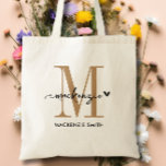 Black Guld Monogram Initial Script Namn Heart Tygkasse<br><div class="desc">Vi presenterar Namn Heart Tote Bag-koden för det första skriptet Black Guld, en perfekt för chic och elegant som tillbehör till bröllop, brudgummar, maid of honor eller till och med själva bruden. Den här snyggten har ett enastående svart- och guld färg-system som gör alla utrustningar mer sofistikerade. Den monogrammade inledande...</div>