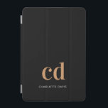 Black guld monogram initialer anpassningsbar av mo iPad mini skydd<br><div class="desc">En svart bakgrund för klassisk chic. Anpassa och lägg till ditt monogram initialer och ditt namn. Golden and white brev. Modern,  trendig och enkel.</div>