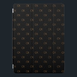 Black guld monogram initialer modern minimalist iPad pro skydd<br><div class="desc">Anpassa och lägg till ditt monogram brev,  initialer,  Monogram initialer som mönster i bakgrunden. En svart bakgrund i klassisk chic färg. Golden färgad brev. För både honom och henne.</div>