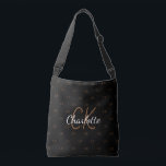 Black guld monogram namn elegant axelväska<br><div class="desc">En svart bakgrund för eleganten. Anpassa och lägg till ditt namn,  monogram initialer. Ditt monogram som bakgrund mönster. Namn är skrivet med ett handskript i stil. Vitt och guldfärgat brev.</div>
