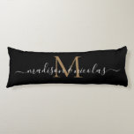 Black Guld Monogram-skript - nysignerad årsdag Kroppskudde<br><div class="desc">Enkelt svart Guld-monogramskript Nytt par Bröllop-årsdag,  brödhäftning</div>