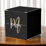Black Guld Monogram Snyggt Modern Presentaskar<br><div class="desc">Lägg till lite elegans till din händelse med de moderna favoritrutorna i Black Guld Monogram Snyggt. Designad med en slimmad svart bakgrund och ett sofistikerat guld monogram i ett modernt skript, ger de här favoritrutorna en lyxig och personlig beröring vid varje särskilt tillfälle. Perfekt för bröllop, födelsedagar, företagshändelser och firande,...</div>
