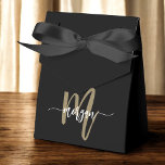 Black Guld Monogram Snyggt Modern Presentaskar<br><div class="desc">Gör händelsen oförglömlig med de moderna favoritrutorna i Svarta Guld-monogrammet för Snyggt. Med en slimmad svart bakgrund med ett chic guld monogram i ett modernt skript i eleganten, tillför de här favoritrutorna en lyxig och sofistikerad beröring till alla firande. Perfekt för bröllop, födelsedagar, företagsevenemang och specialtillfällen är idealiska för att...</div>