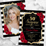 Black Guld Red Photo Surprise 50:e födelsedagen Inbjudningar<br><div class="desc">Elegantens blommigt överraskar 50-årsinbjudan med ditt foto på baksidan av kortet. Glam svartvit design med faux glitter guld. Innehåller svart och vitt rand, röd ros, skript och konetti. Perfekt för en snyggt vuxen överraskning vid firande party. Anpassa med dina egna detaljer. Kan anpassas för vilken ålder som helst! Skrivna Zazzle-inbjudningar...</div>