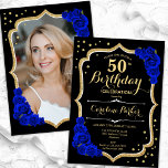 Black Guld Royal Blue Photo 50:e födelsedagen Inbjudningar<br><div class="desc">Elegantens blommigt 50-årsinbjudan med ditt foto på baksidan av kortet. Glam black and royal blue design with faux glitter guld. Med sapphire blue ro, script font och confietti. Perfekt för en snyggt vuxen under firande party. Anpassa med dina egna detaljer. Kan anpassas för vilken ålder som helst! Skrivna Zazzle-inbjudningar eller...</div>