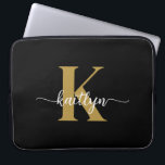Black Guld Script Monogram Laptop Fodral<br><div class="desc">Denna enkla,  15-tums svarta laptop sleeve med elegant 15 med det första namn i ett typsnitt i trendiget i vitt,  och din första början i ett modernt typsnitt i guld är perfekt för dig. Det är snyggt och trendig och ändå väldigt klassiskt. Det är unikt - som du!</div>