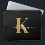 Black Guld Script Monogram Laptop Fodral<br><div class="desc">Denna enkla,  15-tums svarta laptop sleeve med elegant 15 med det första namn i ett typsnitt i trendiget i vitt,  och din första början i ett modernt typsnitt i guld är perfekt för dig. Det är snyggt och trendig och ändå väldigt klassiskt. Det är unikt - som du!</div>