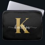 Black Guld Script Monogram Laptop Fodral<br><div class="desc">Den här enkla,  svarta eleganten 13-tums laptop sleeve med det första namn i ett trendig-skriptteckensnitt i vitt och det första tecknet i ett modernt teckensnitt i guld är perfekt för dig. Det är snyggt och trendig och ändå väldigt klassiskt. Det är unikt - som du!</div>