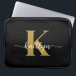 Black Guld Script Monogram Laptop Fodral<br><div class="desc">Den här enkla,  svarta eleganten 13-tums laptop sleeve med det första namn i ett trendig-skriptteckensnitt i vitt och det första tecknet i ett modernt teckensnitt i guld är perfekt för dig. Det är snyggt och trendig och ändå väldigt klassiskt. Det är unikt - som du!</div>