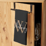 Black Guld Script Namn Monogram Kökshandduk<br><div class="desc">Modern elegant svart och guld-manuschhandduk av namn monogram. Du kan anpassa namn och monogrammet för att skapa din egen unika design. Designad av Thisisnotme©</div>