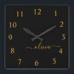 Black Guld-skript, Monogram Girly Namn Fyrkantig Klocka<br><div class="desc">Guld och Black Script Monogram Namn Clock. Det gör perfekten söt 16-årsjubileum,  bröllop,  möhippa,  årsdag,  babydusch eller bachelorette-fest för någon som glam lyxen och chic stilar i kärlek.</div>