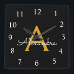 Black Guld-skript, Monogram Girly Namn Fyrkantig Klocka<br><div class="desc">Guld och Black Script Monogram Namn Clock. Det gör perfekten söt 16-årsjubileum,  bröllop,  möhippa,  årsdag,  babydusch eller bachelorette-fest för någon som glam lyxen och chic stilar i kärlek.</div>