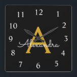 Black Guld-skript, Monogram Girly Namn Fyrkantig Klocka<br><div class="desc">Guld och Black Script Monogram Namn Clock. Det gör perfekten söt 16-årsjubileum,  bröllop,  möhippa,  årsdag,  babydusch eller bachelorette-fest för någon som glam lyxen och chic stilar i kärlek.</div>