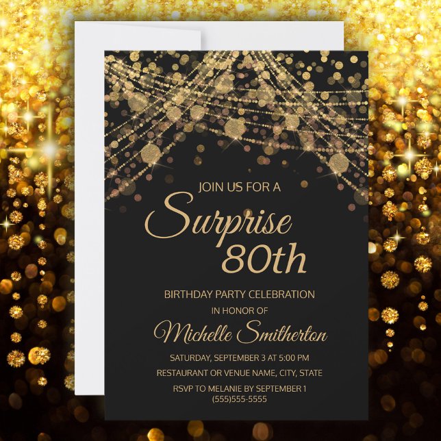 Black Guld String Ljus Surprise 80 födelsedagar Inbjudningar (Surprise 80th birthday party invitation with gold glitter on a black background)