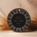 Black & Guld Sunburst Art Deco Vår första jul Julgransprydnad Keramik<br><div class="desc">En minimalistisk och retrokonst deco black och guld helgdag-samling,  med slående solsprängning ramar. Anpassade enkelt med ditt namn och milstolpe.</div>