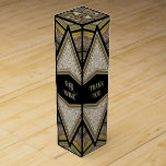 Black Guld Triangle Sparkler Art Deco Presentask För Vinflaska<br><div class="desc">Svart Guld-triangeln Sparkler Art Deco inspirerade Mönster Design - Snyggt vintage Art Deco inspirerade av glittery guld och svart med ett guld-trimmat anpassade. Anpassa din händelse eller produkt till kostym. Tillverkad med kärlek ♥ webbgrl.art</div>