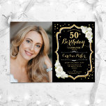 Black Guld White Photo 50:e födelsedagen Inbjudningar<br><div class="desc">Elegantens blommigt 50-årsinbjudan med ditt foto. Glam svartvit design med faux glitter guld. Funktioner vit ros,  typsnitt för skript och konfiguration. Perfekt för en snyggt vuxen under firande party. Anpassa med dina egna detaljer. Kan anpassas för vilken ålder som helst! Skrivna Zazzle-inbjudningar eller digital utskrivbar mall för omedelbar nedladdning.</div>