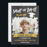 Black Gult Coola Chalk Photo Studenten Spara Datumet<br><div class="desc">Coola studenten sparar datumkortet med en utskriven ritbordsbakgrund och ett coola med en ritbordsteckensnitt med en gult och vit studentmössa i ett bedrövligt utseende. Lägg till ett foto av student inuti ett penseldrag ram. Trött kalkylbord studenten sparar personligen på datumkortet med ett foto och med gult som accent färg. En...</div>