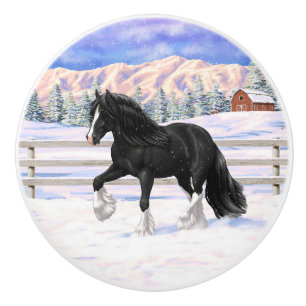 Black Gypsy Vanner Irish Cob Draft Horse i Snö Knopp