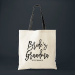 Black Hand Lettering Brides Grandma Personlig Tygkasse<br><div class="desc">Anpassadets bruds mormor till väskan. Modern och klassisk väska med svart "bruds mormor"-handskript. Anpassa genom att lägga till mottagarens namn,  hashtaggen på bröllop eller andra uppgifter. Perfekt som gåva till bröllopsfesten eller brudens sida.</div>